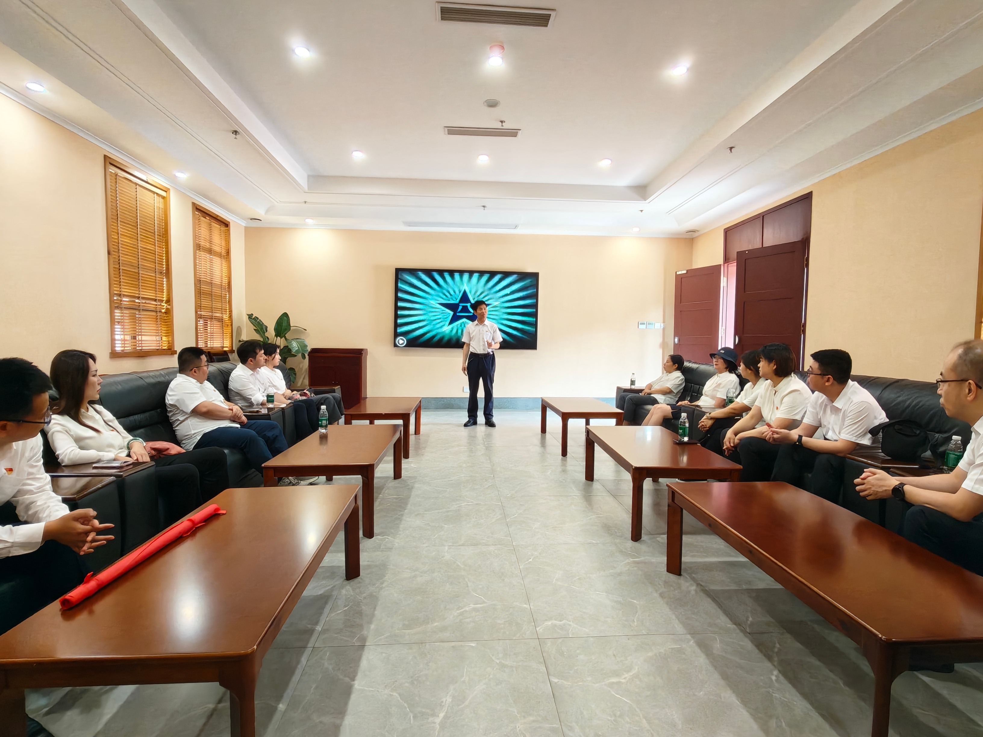 資管公司第三黨支部開(kāi)展“追尋榮軍足跡  筑牢廉潔防線(xiàn)”主題黨日活動(dòng)